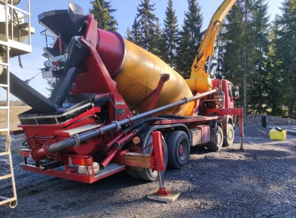 Betonipumppuauto työmaalla